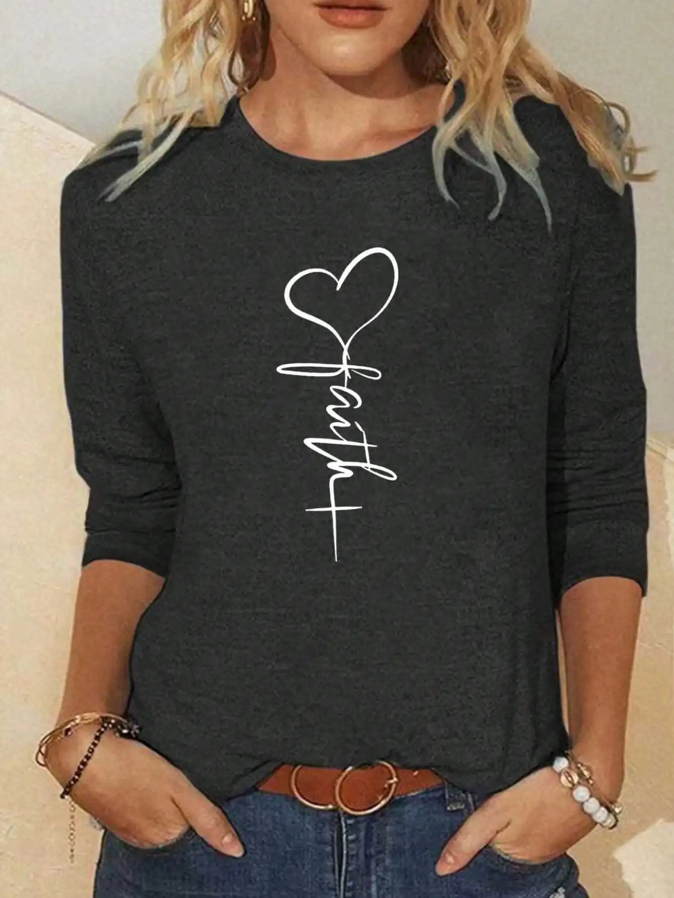 Camiseta de manga larga holgada de cuello redondo para mujer, elegante, de poliéster, color liso, con estampado de corazones, ideal para otoño e invierno.