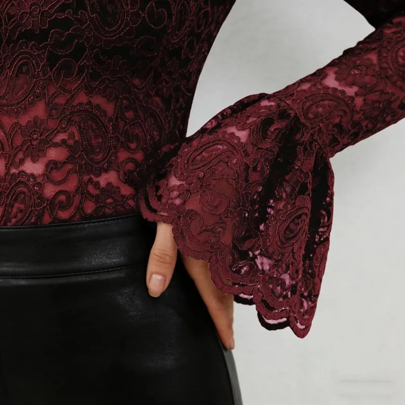 Camisas de encaje ajustadas con mangas largas y detalles calados, elegantes camisetas de manga acampanada para mujer, tops de cuello alto, camisetas de malla lisas y sexys para otoño.
